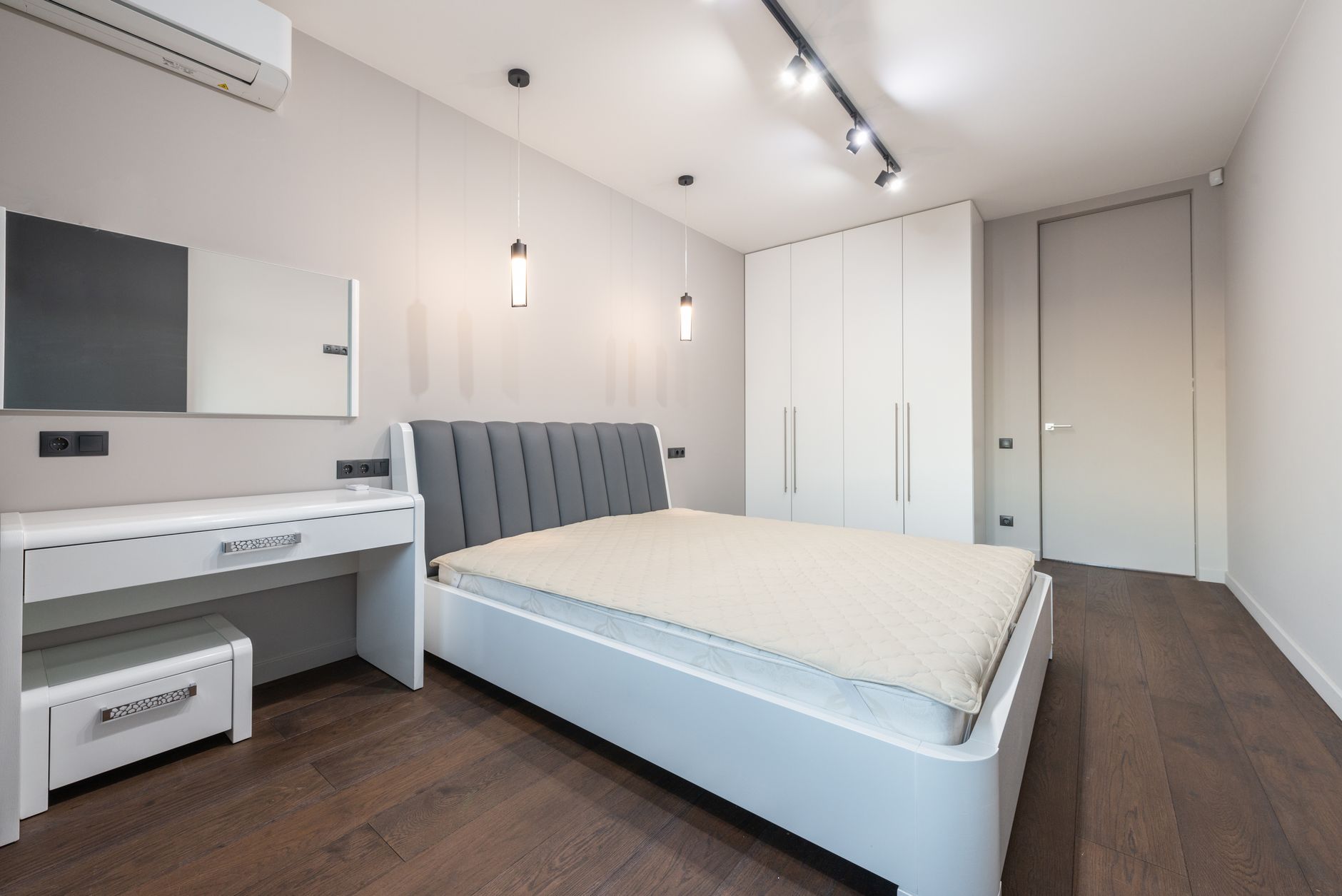 Camera da letto moderna casale